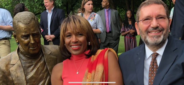 Foto Statua Thomas Starzl - Ignazio Marino e Joy Starzl